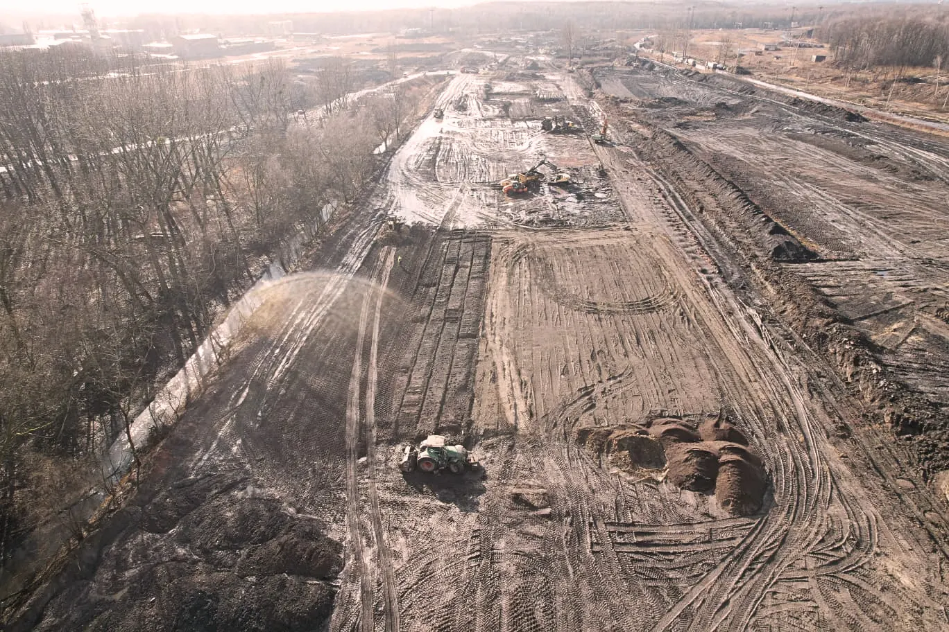 Rozległy plac budowy z lotu ptaka