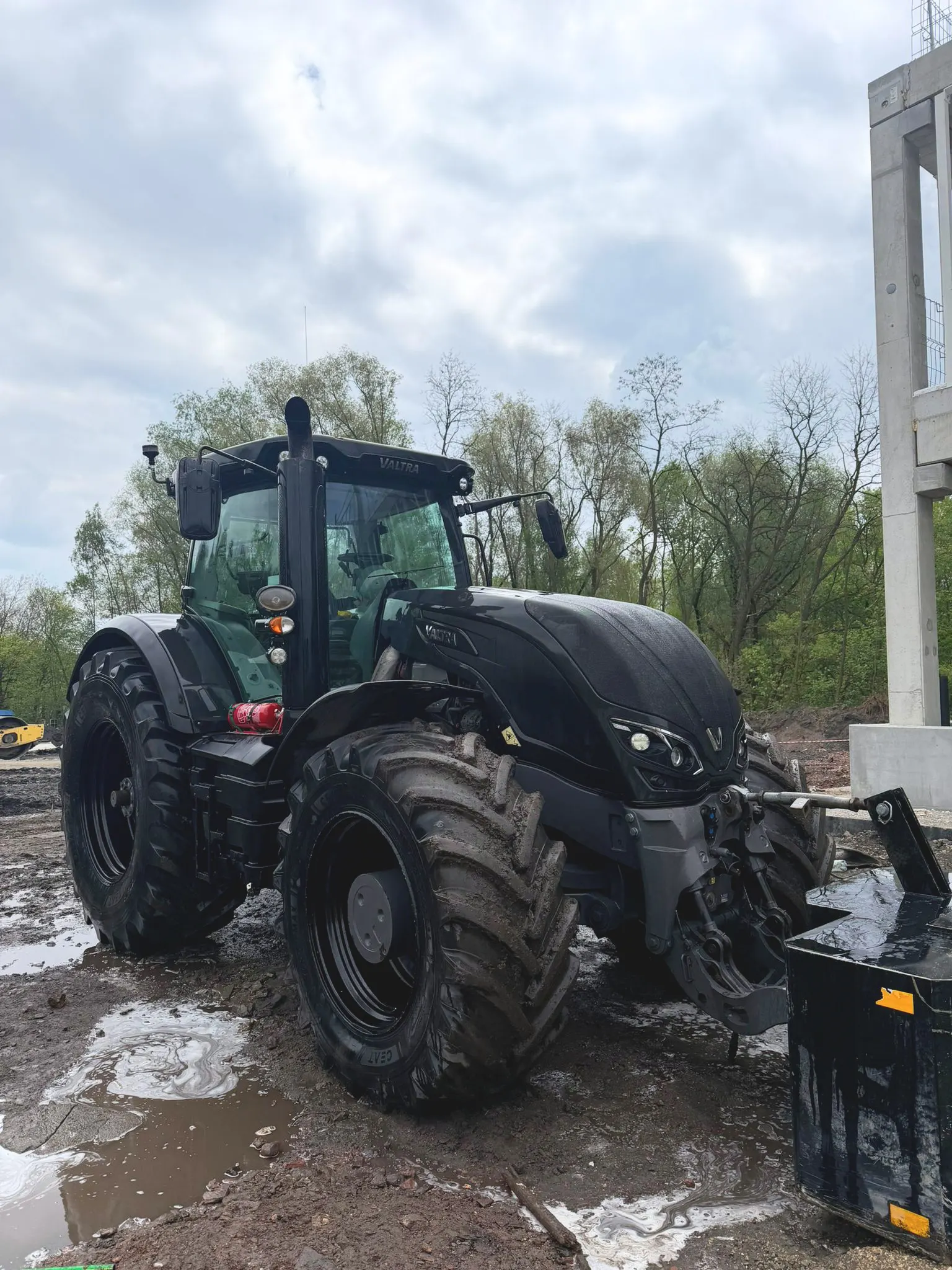 Ciągnik Valtra NDA na budowie