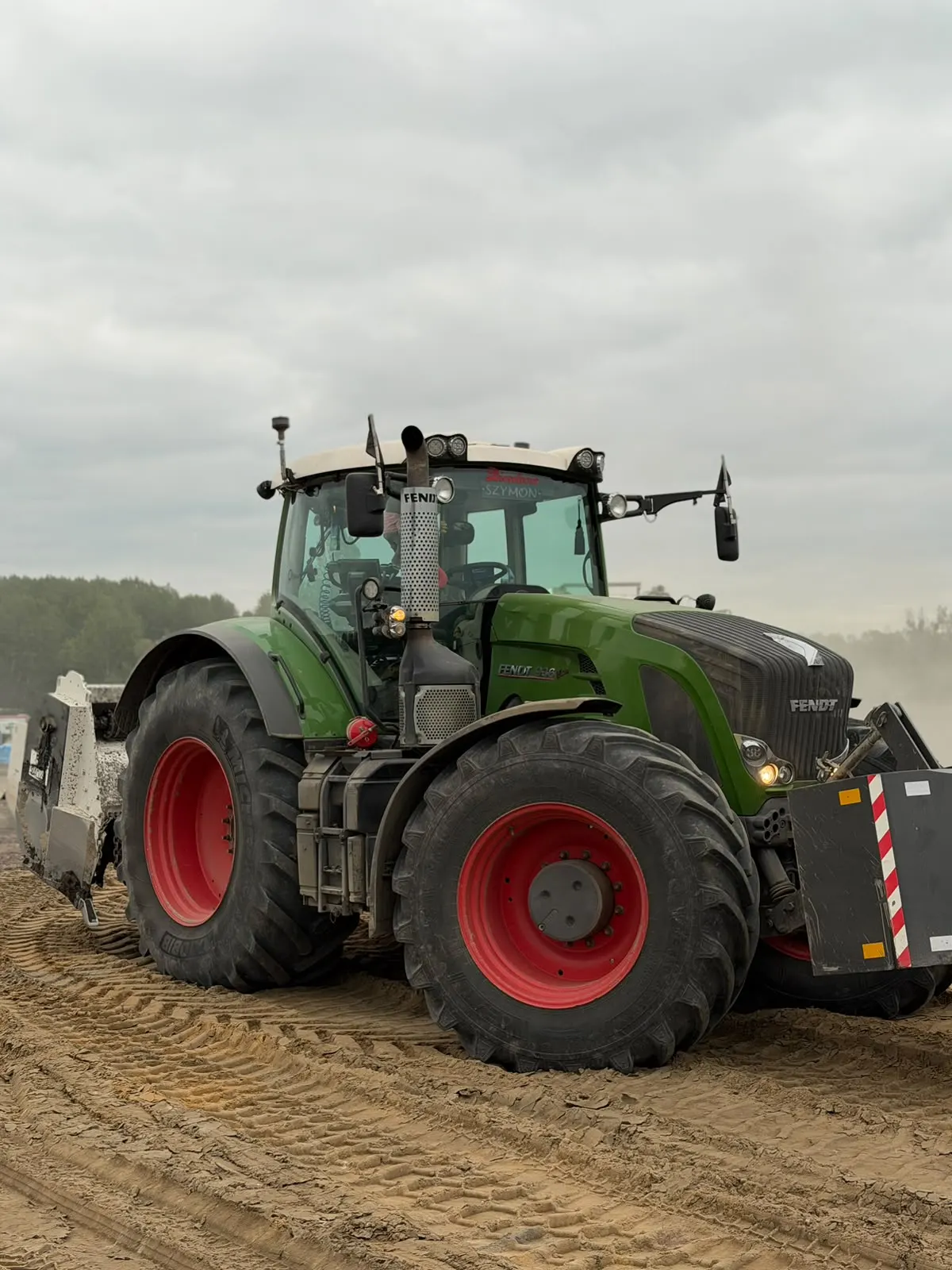 Operator NDA przy pracy sprzętem Fendt